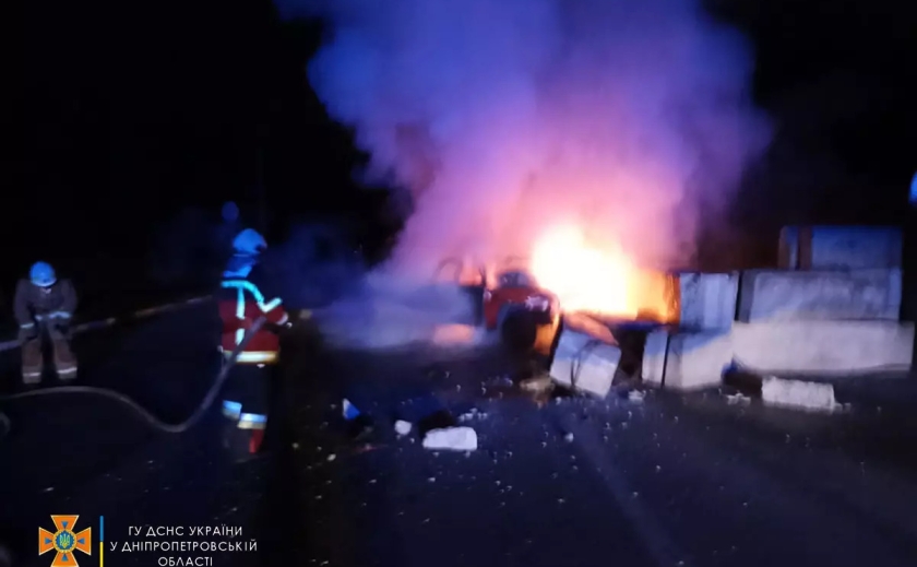 У Синельниківському районі водій згорів у машині: деталі смертельної ДТП