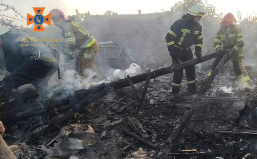 На Дніпропетровщині рятувальники загасили пожежу на даху будинку