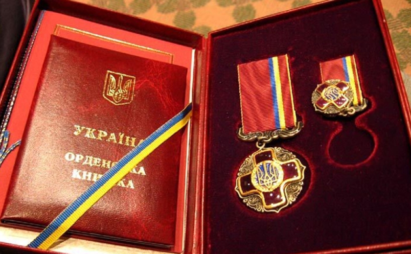 Президент України Зеленський нагородив трьох залізничників з Чаплине та Дніпра