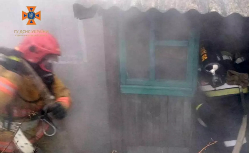 На Дніпропетровщині 12 рятувальників гасили пожежу у будинку