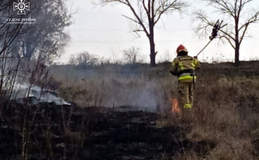 В Синельниківському районі чоловік хотів спалити сухостій та впав у вогонь