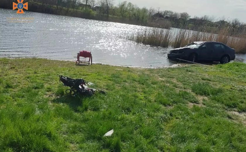 Смертельна ДТП: на Дніпропетровщині з річки дістали легкове авто
