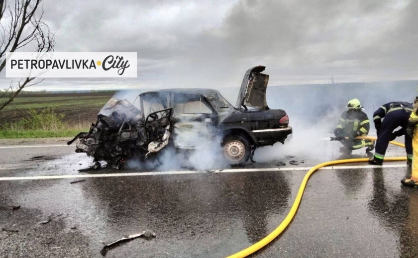 ДТП на трасі Знам'янка - Луганськ - Ізварине: водія витягували з палаючого авто
