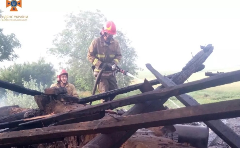 Вогнем пошкоджено дах будинку та майно власників: у Синельниківському районі горів будинок Вогнем пошкоджено дах будинку та майно власників: у Синельниківському районі горів будинок