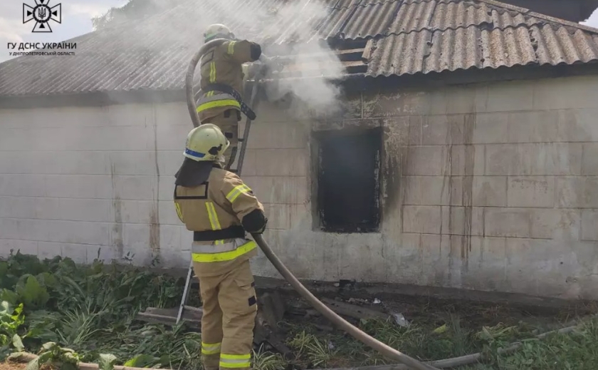 Вогнем знищено домашнє майно: у Синельниківському районі рятувальники ліквідували пожежу у приватному будинку