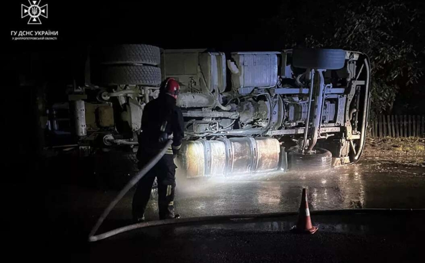 У Синельниківському районі через перекинуту вантажівку на дорогу вилилося 500 літрів палива