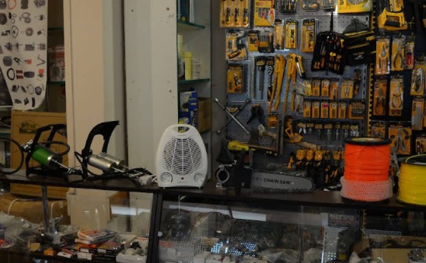 Брав інструмент із полиць магазину та клав собі в сумку: правоохоронці смт Покровське затримали крадія