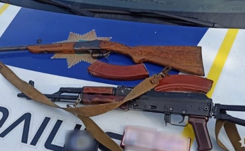 У Синельниківському районі поліцейські вилучили з автомобіля зброю та боєприпаси