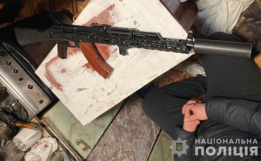 У Синельниківському районі поліцейські викрили сховок з гранатами, автоматом Калашникова з патронами та канабісом