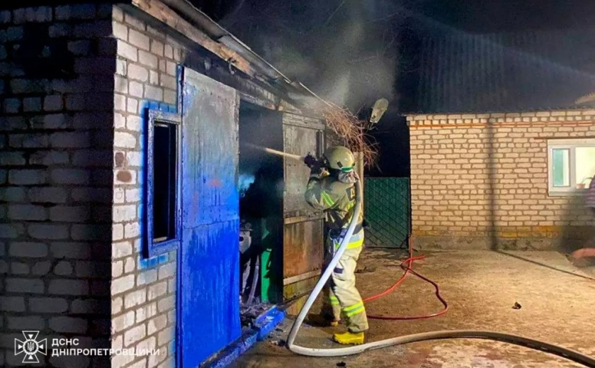 У Синельниківському районі вогнеборці загасили пожежу у гаражі