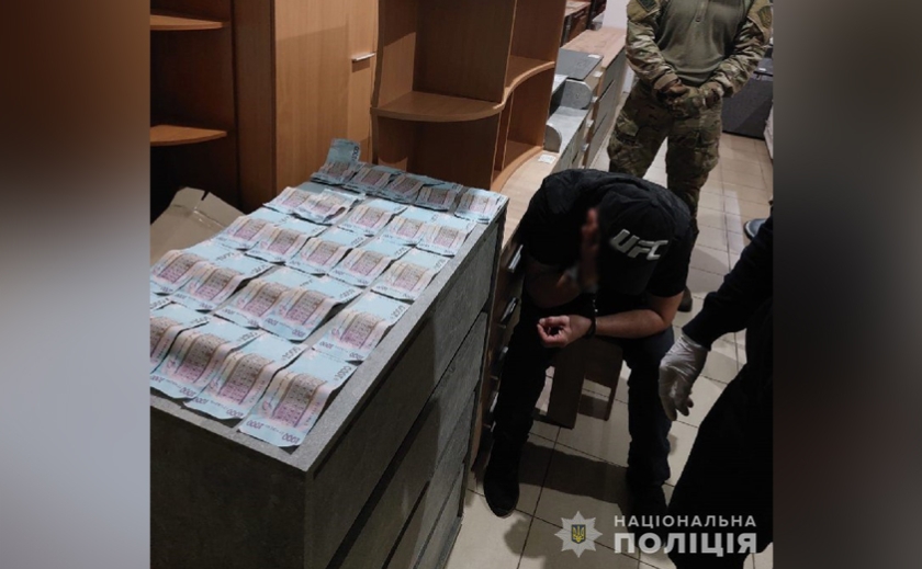 5 тисяч доларів неіснуючого боргу: на Дніпропетровщині поліцейські затримали вимагача