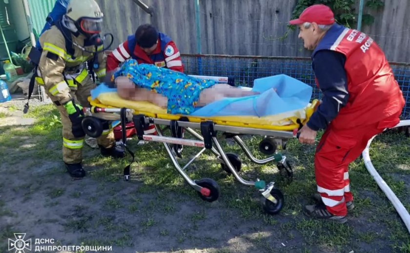 У Синельниківському районі під час ліквідації пожежі вогнеборці врятували жінку