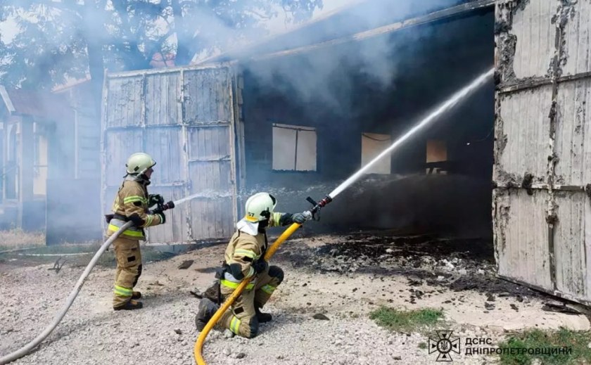 У Синельниківському районі зайнявся гараж з автомобілем всередині