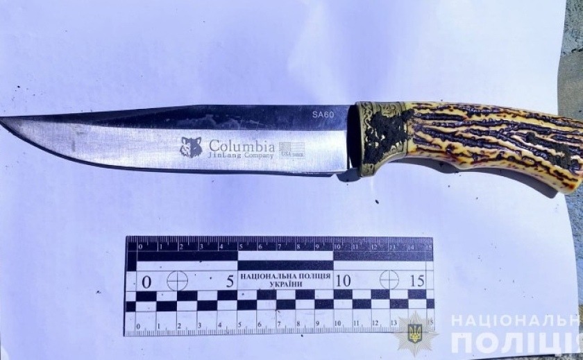 Вдарила ножем чоловіка: поліція Синельниківського району затримала 46-річну жінку