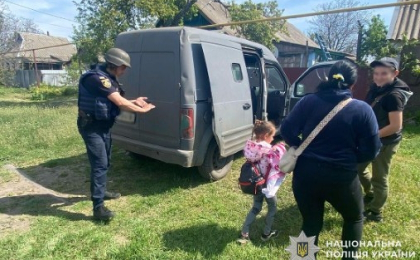 Із прифронтового села Межівської громади поліцейські евакуювали ще одну родину з дітьми
