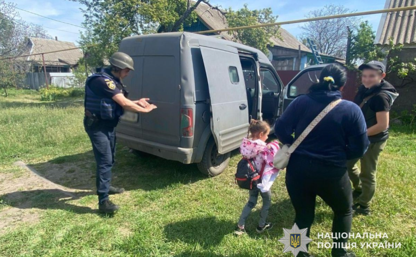 З прифронтового села Межівської громади евакуювали ще одну родину з дітьми
