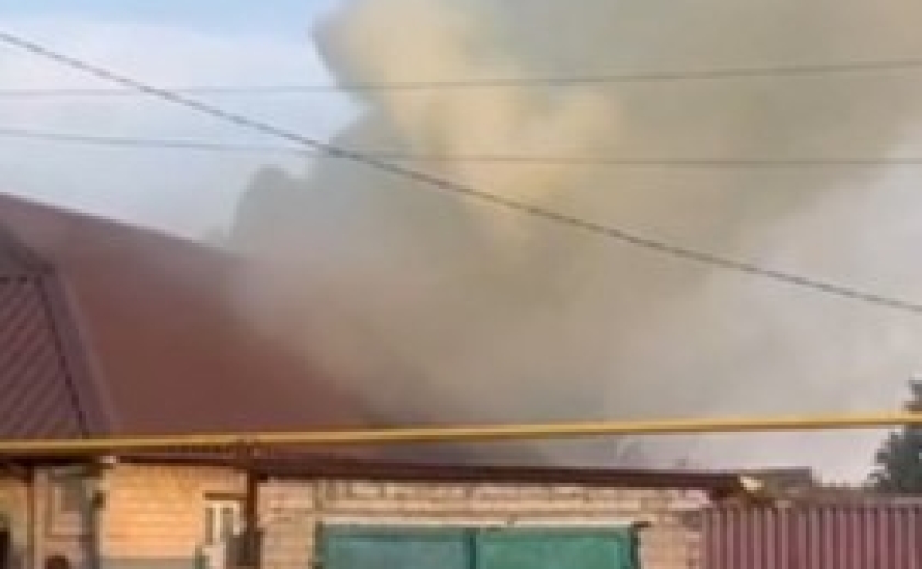 На Синельниківщині поліцейські допомогли загасити пожежу після ворожого удару
