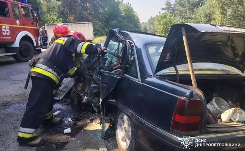 Синельниківський район: рятувальники деблокували водія з понівеченого внаслідок ДТП автомобіля