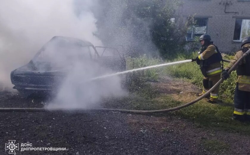 У Синельниківському районі внаслідок влучання дрону зайнявся автомобіль