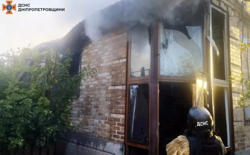 У Синельниківському районі рятувальники ліквідували займання, спричинене ворожим ударом