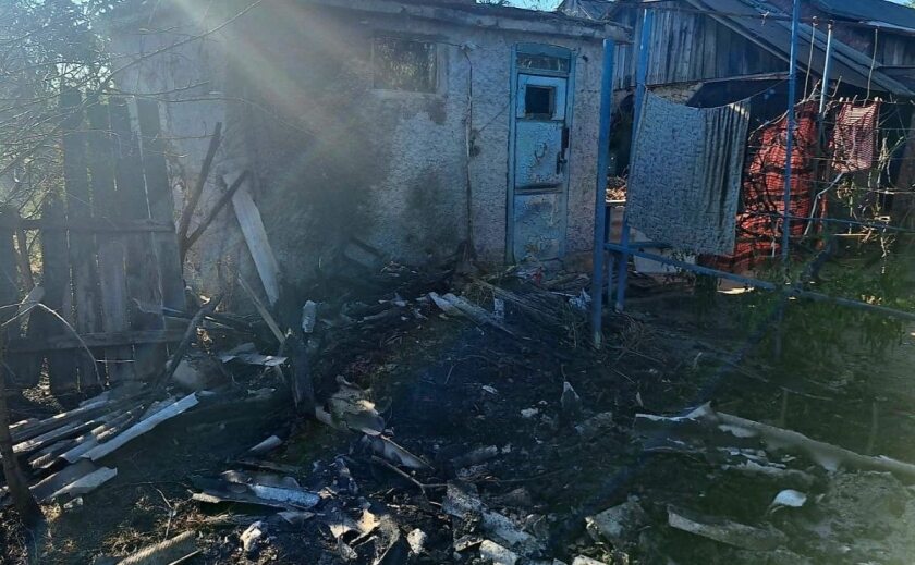 У Синельниківському районі ворог влучив у приватний будинок: постраждав чоловік