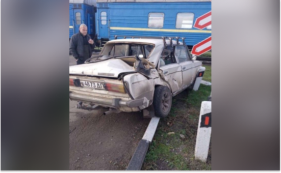Хотів проскочити: у Дніпропетровській області ВАЗ зіткнувся з потягом