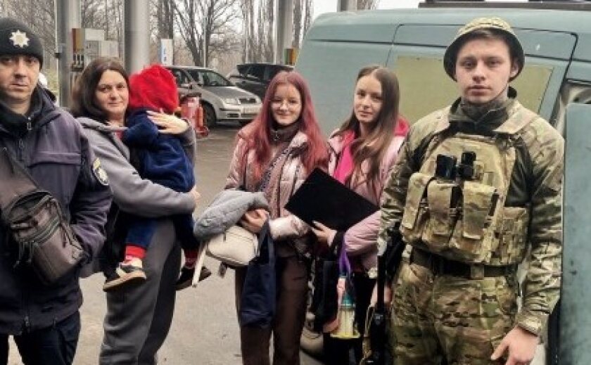 «Білі янголи» евакуювали дві родини з дітьми з прифронтової громади Синельниківського району