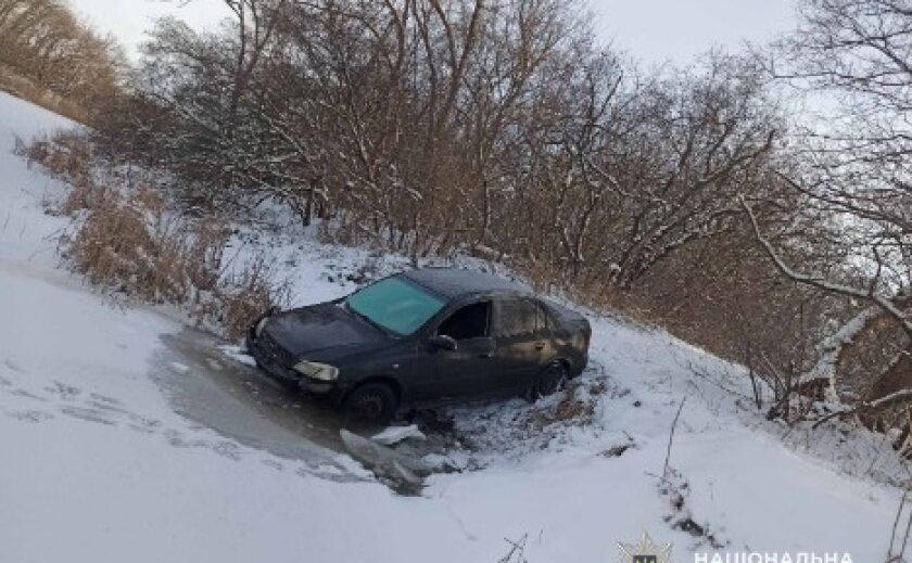 Поліцейські Синельниківщини затримали трьох чоловіків, причетних до викрадення автомобіля