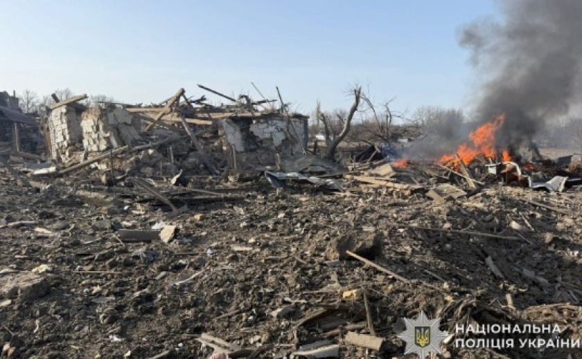 Дві людини загинули, вісім отримали поранення під час обстрілу Синельниківського району – поліція працює на місці удару та документує наслідки воєнного злочину рф
