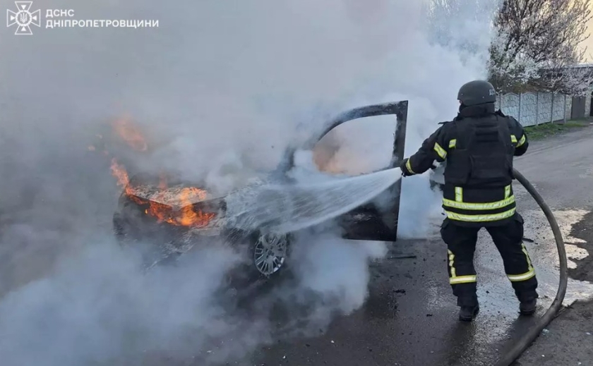 У Кам'янському та Синельниківському районах на зупинках зайнялися автомобілі