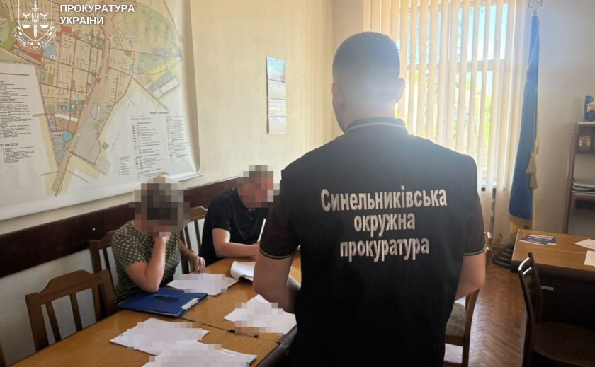 На Синельниківщині міського голову та посадовицю підозрюють у розтраті майже 5 млн грн під час купівлі будинку для дитячого будинку сімейного типу