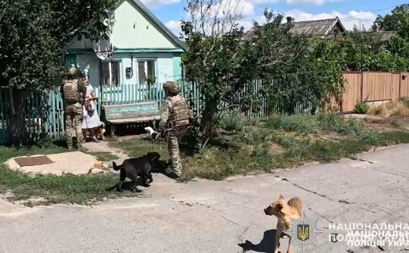 Життя за 15 кілометрів до лінії фронту: поліцейські «Білі янголи» закликають жителів Синельниківського району евакуюватися