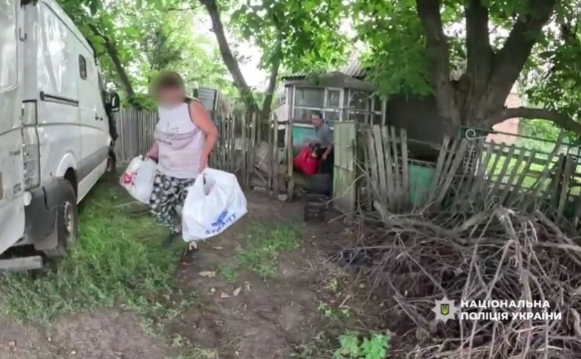 Вирішили виїжджати після ударів FPV-дронами по будинку: «Білі янголи» евакуювали подружжя пенсіонерів із Синельниківщини